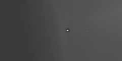 火星軌道から見た太陽（白い光源）と地球（右側の淡い点）