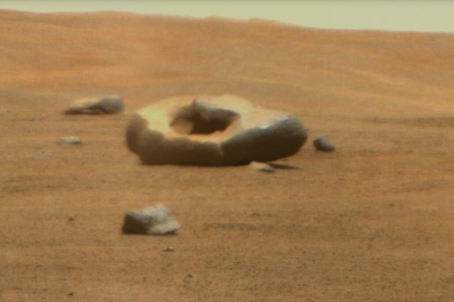 火星でドーナツ型の奇妙な岩石を発見！その正体とは？