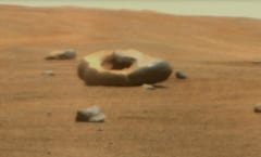 パーサヴィアランスが約100mの距離から撮影した「ドーナツ型の岩石」