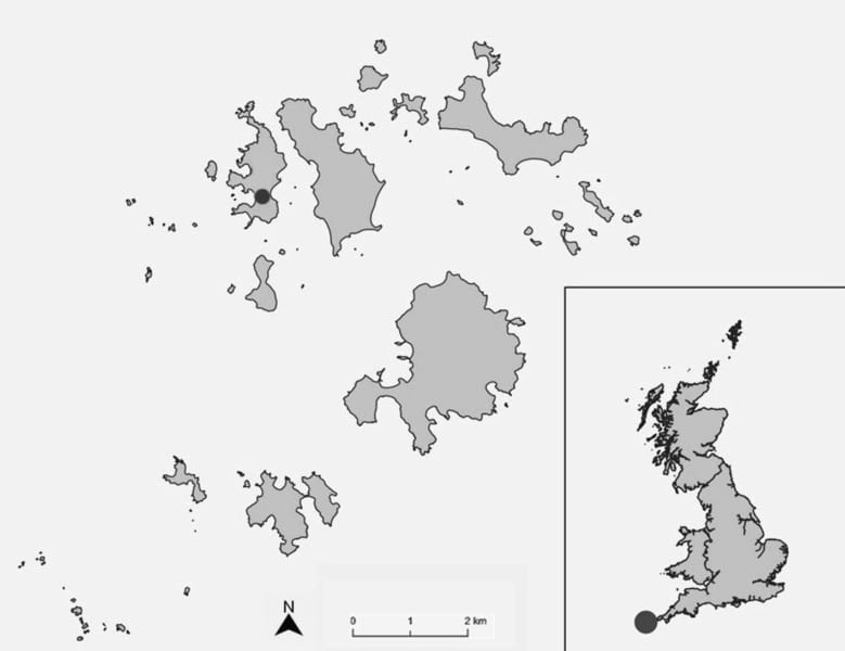 シリー諸島の全体像。黒点がブライハー島（右枠はイギリスで黒点がシリー諸島の位置）