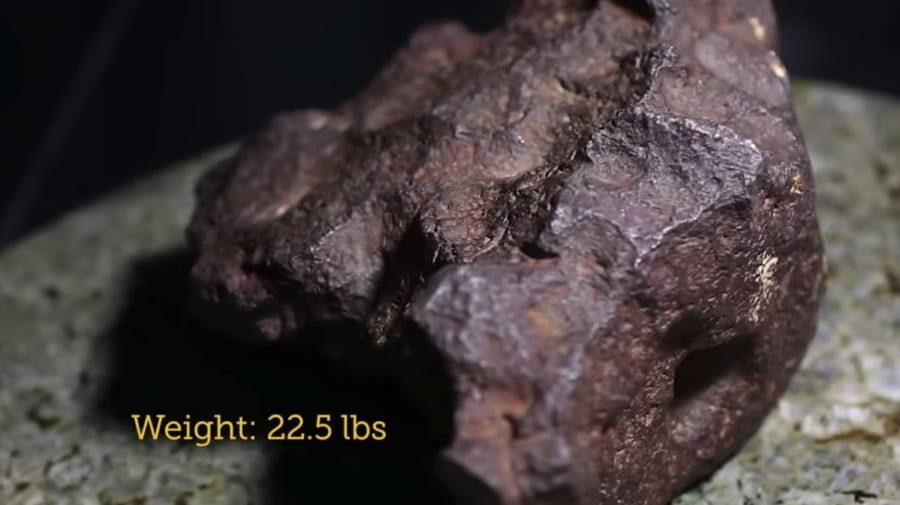 農場に落下しドアストッパーとして使われてきた隕石（22.5lbs＝約10.2kg）