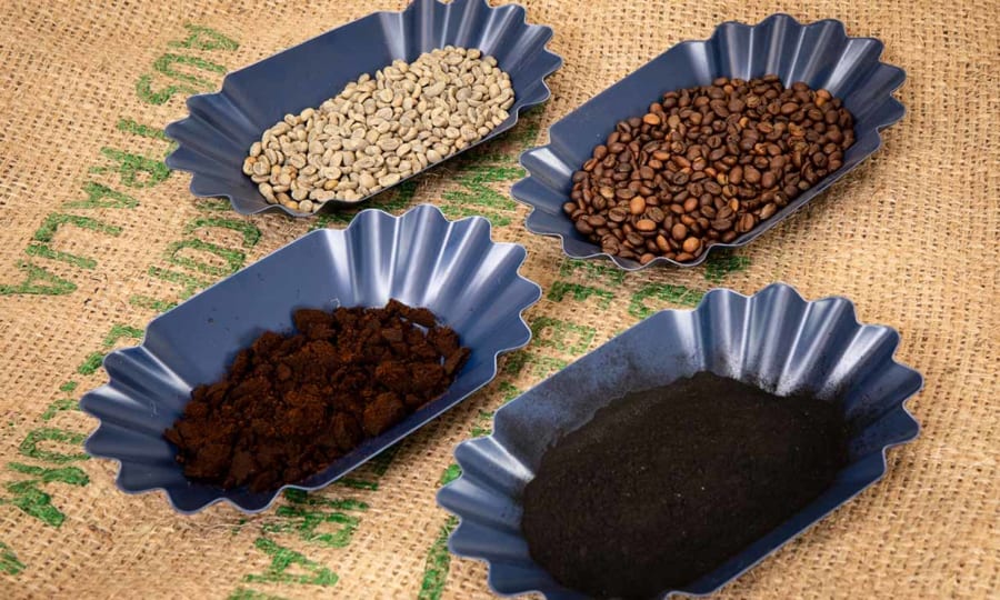 上：焙煎前と後のコーヒー豆、下：乾燥させたSCGとバイオ炭
