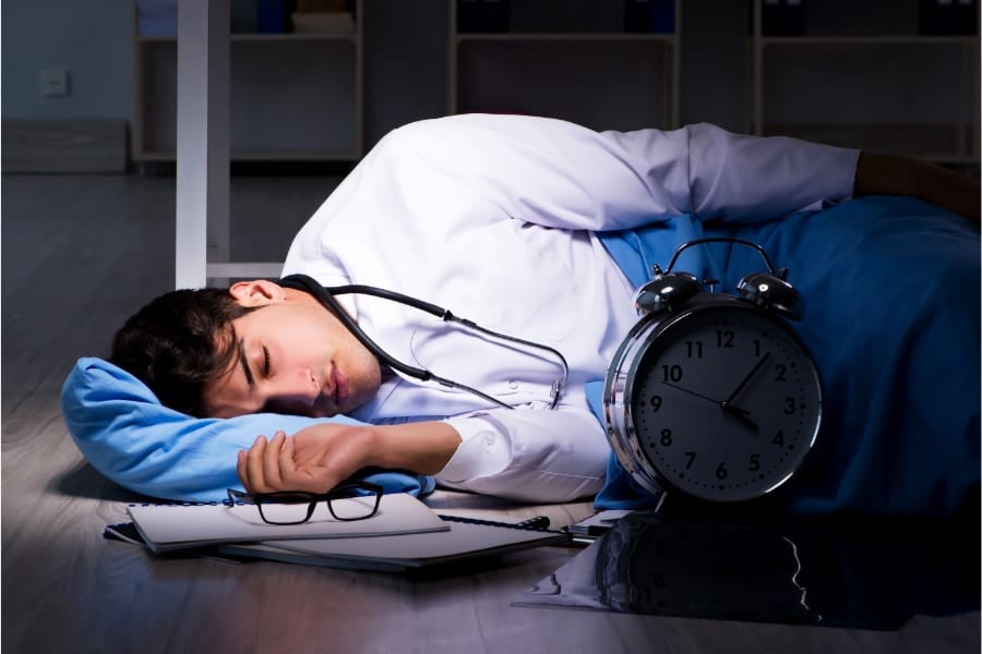 夜勤や徹夜で眠気を抑える最適な方法は「仮眠の分割」