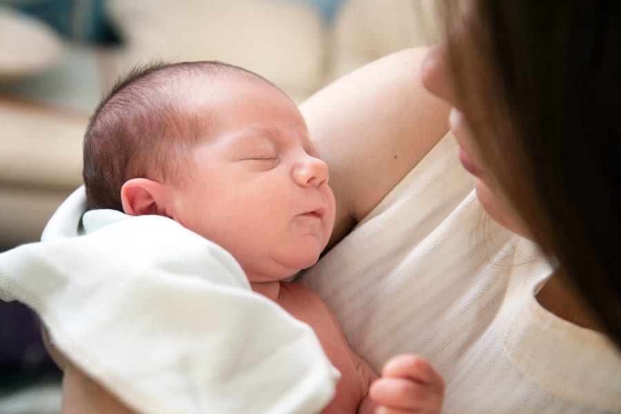 顔の認識力が高まることで、赤ちゃんの表情を読み取りやすくしている？