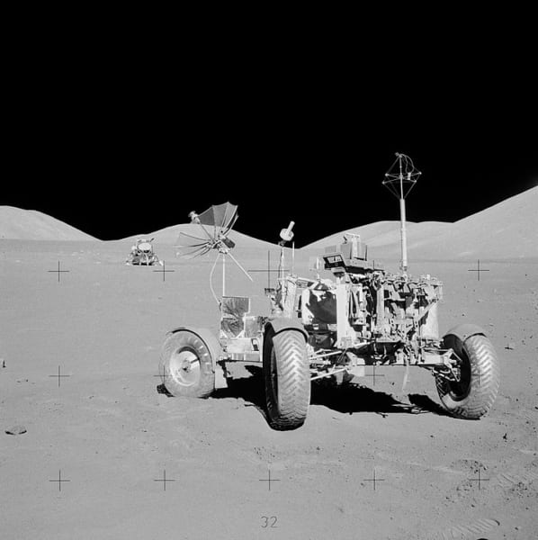 月面探査機も月に残されたままとなっています。