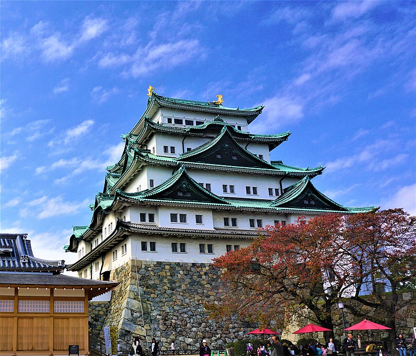 名古屋城の天守は、銅板葺の屋根の緑青色が印象を決定付けています