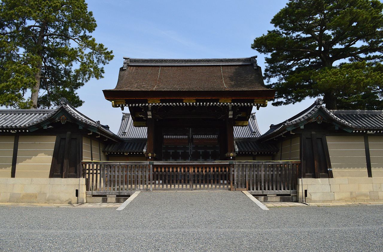 京都御所、戦前より京都を代表する名所であったが、修学旅行生がゆっくり見物することは出来なかった。