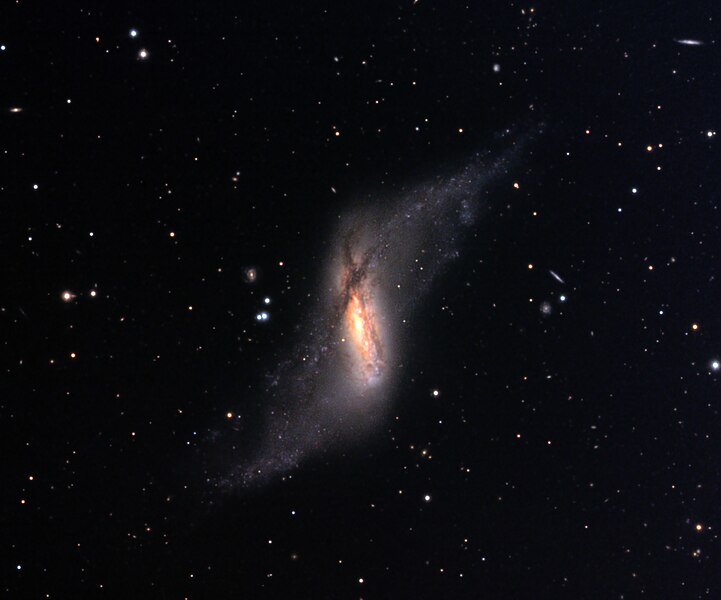 極軌道のリングをもつ「極リング銀河」。画像はNGC660