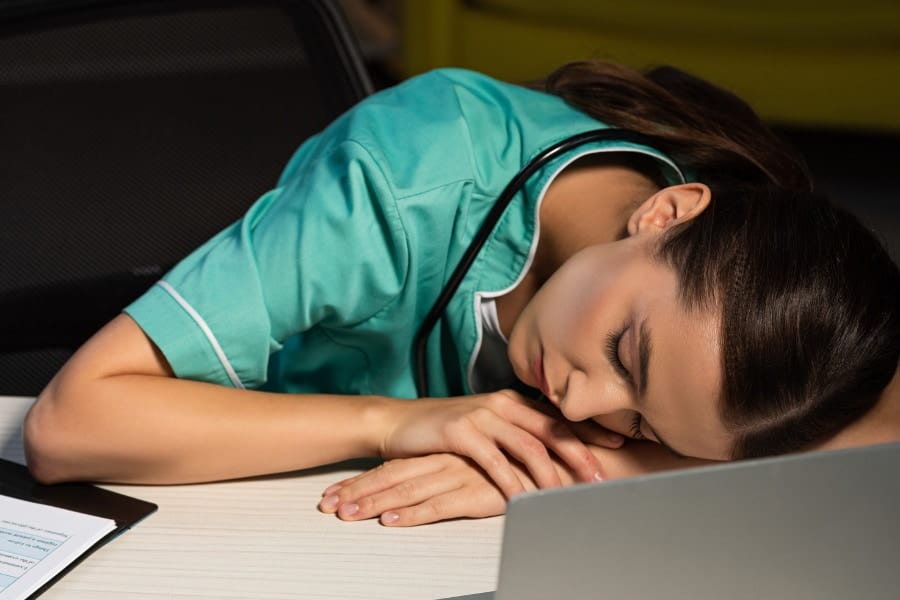 夜勤の間に仮眠する看護師たち