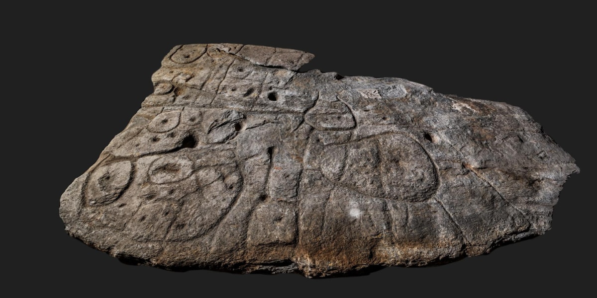 謎のシンボルが刻まれた4000年前の石板に「宝の地図」の可能性が浮上！