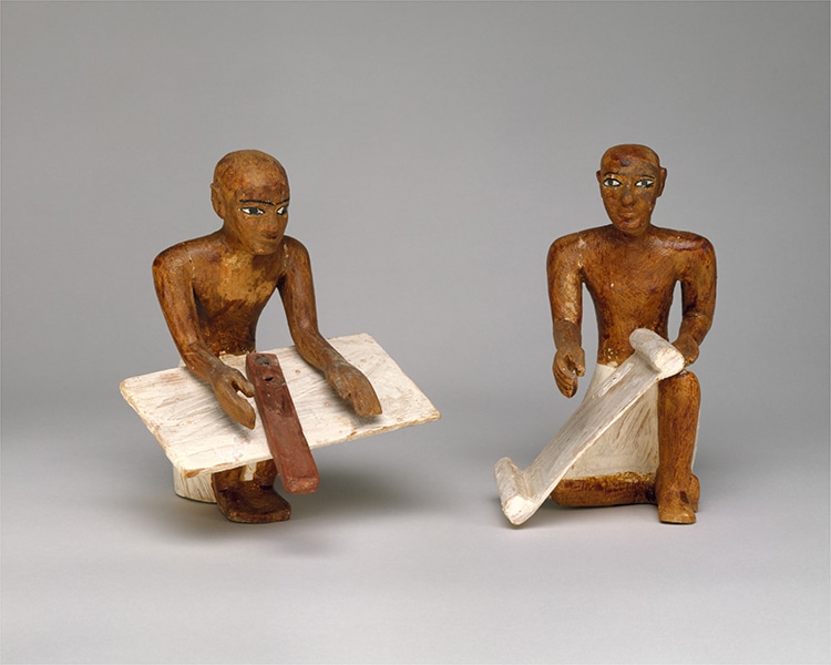 エジプト中王国時代の書記官たちをかたどった像