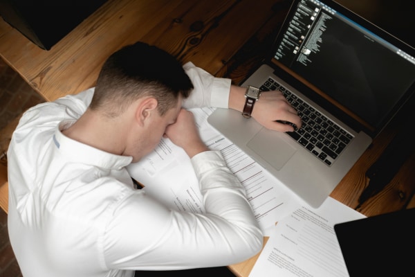 日本企業の労働パフォーマンス低下には睡眠不足が強く関係している