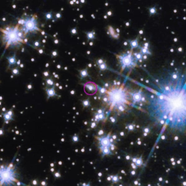 ハッブル宇宙望遠鏡が捉えた「GRB 221009A」の光源（赤丸）