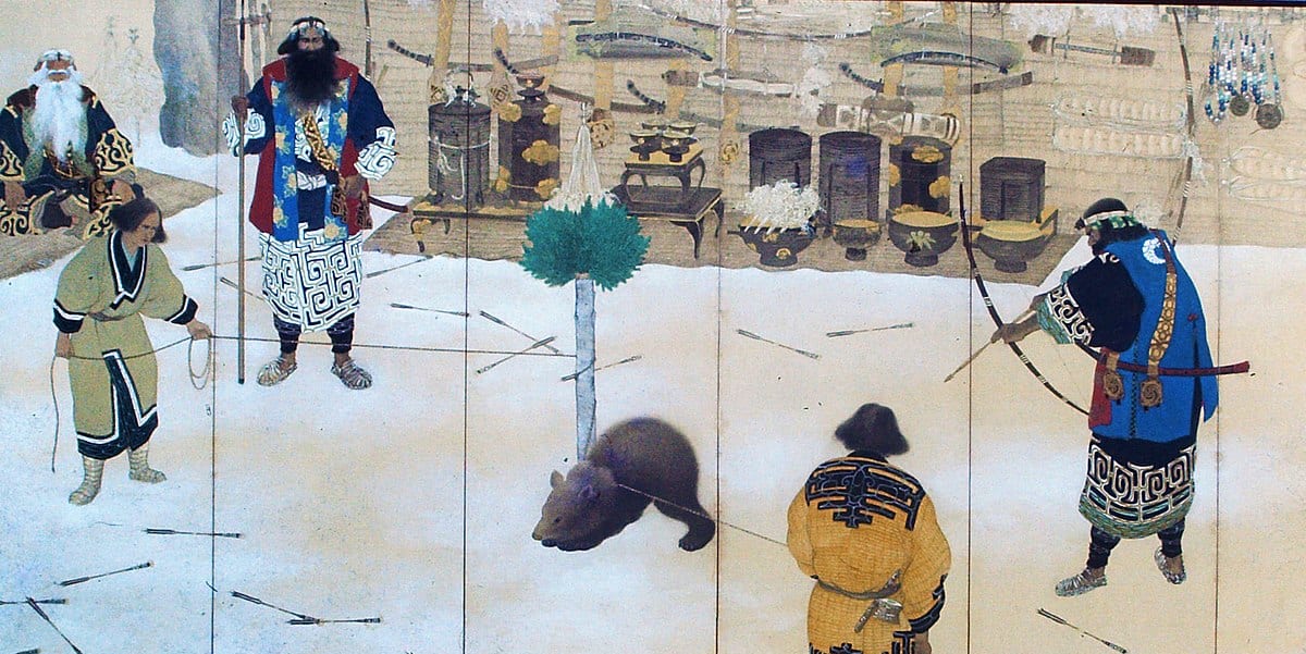 日本画家・村瀬義徳による「アイヌ熊祭屏風」、イオマンテでヒグマに矢を射ている場面である