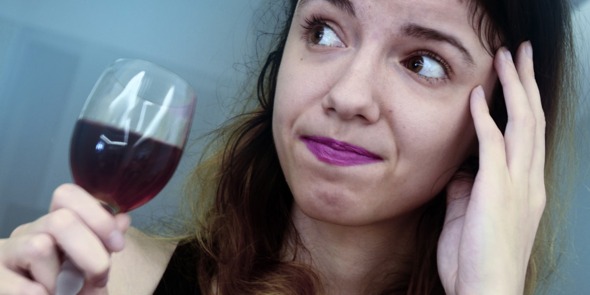 赤ワインを飲むと頭痛が生じるのはなぜか