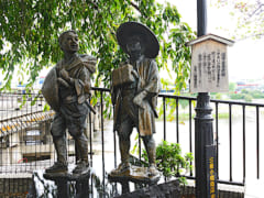 京都市の三条大橋の西のたもとにある弥次郎兵衛と喜多八の像、彼らは同時代の旅人の多くがそうであったように、伊勢神宮に参拝後江戸には戻らず、西へ足を延ばした。