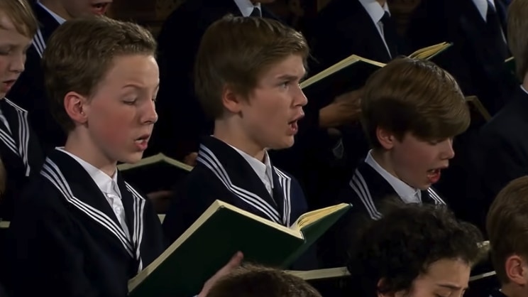 バッハ作曲の讃美歌を歌うトーマス教会少年合唱団