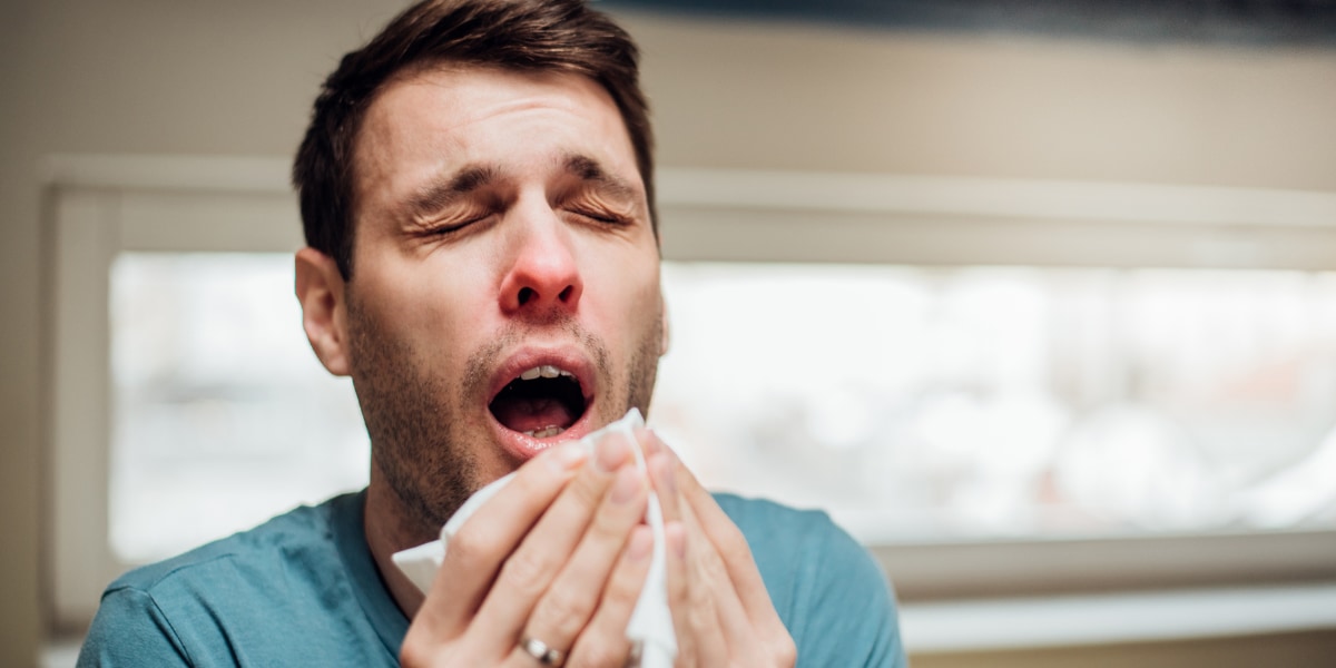 イギリス人男性が「くしゃみを我慢」して喉が避けてしまう！世界初の症例