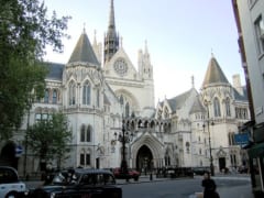 イギリスの裁判所、近代では裁判を傍聴するために上・中流階級の人が並んだ