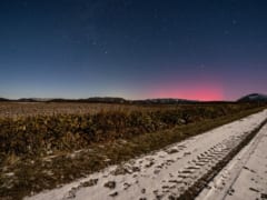 2023年12月に北海道にて観測されたオーロラ、夜空を赤く染めている