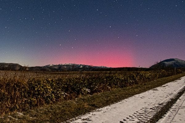 2023年12月に北海道にて観測されたオーロラ、夜空を赤く染めている