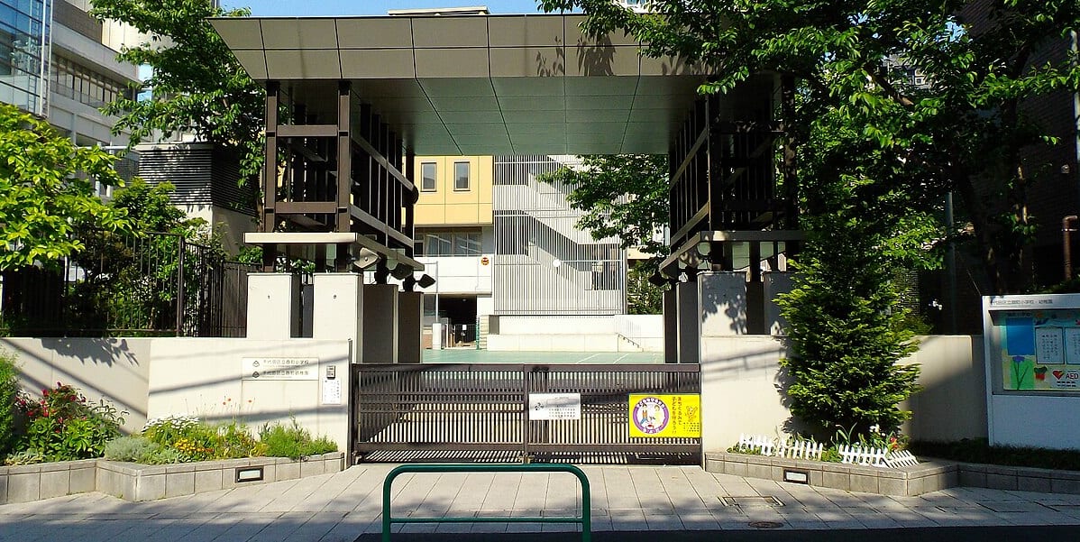 千代田区立麹町小学校、戦前はここに通うことが名門中学校に進学するのに有利だった。