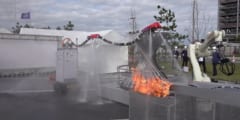 空を飛んで消火するロボットを開発