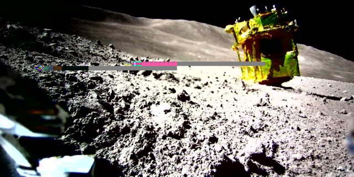 月面着陸に成功した探査機「SLIM」、着地の衝撃でひっくり返っている