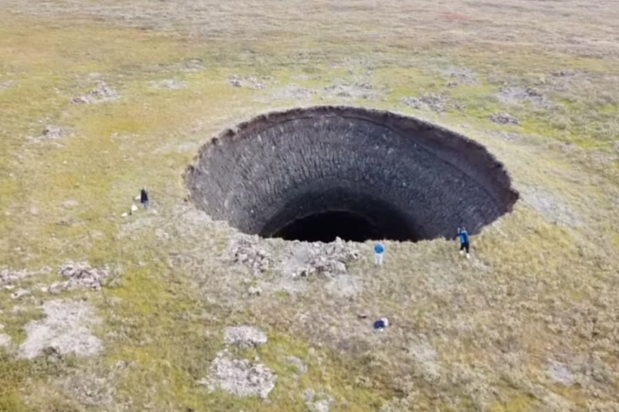 形成理由が未だに謎！シベリアに出現した「深淵のような巨大クレーター」の原因とは？
