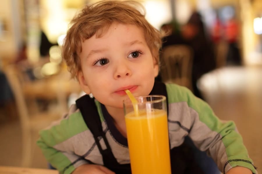 100％フルーツジュースを飲む子供は、BMIがやや増加する傾向にある