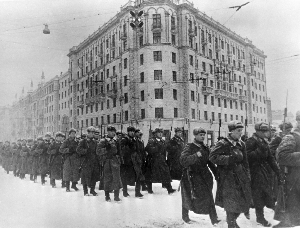 独ソ戦中のモスクワ、独ソ戦ではソ連の軍人・民間人が2000～3000万人犠牲になっており、学問の分野も大きなダメージを受けた