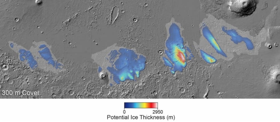 レーダー観測したメデューサ・フォッサエ層の地表。青い部分が氷の場所であり、色が赤いほど厚みが大きい