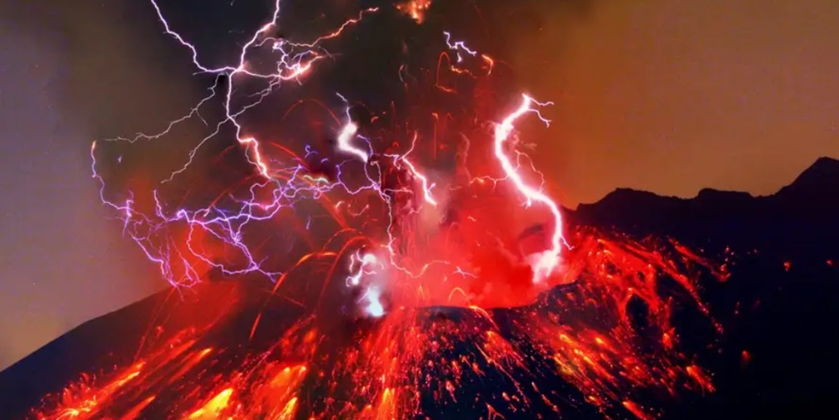 「何かが降臨しそうな神々しい火山雷」本当に地球生命の起源だった可能性の画像