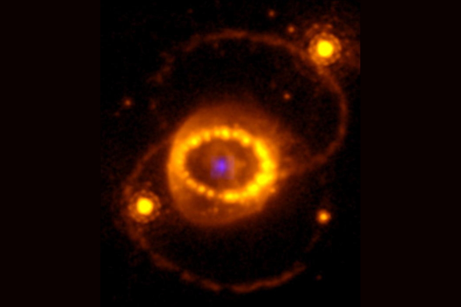 サウロンの目に睨まれているような超新星の中心にあるものとは？