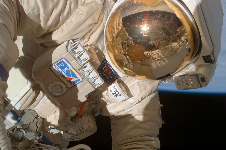 宇宙船外ミッションを行うコノネンコ氏（2008年7月15日）