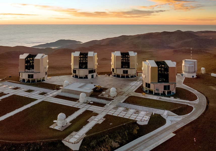 ヨーロッパ南天天文台がチリ・パラナル天文台に建設した「超大型望遠鏡（VLT）」