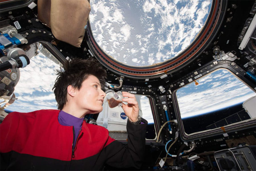 ISS 内で、スペースカップを使ってコーヒーを飲むイタリアの宇宙飛行士サマンサ・クリストフォレッティ