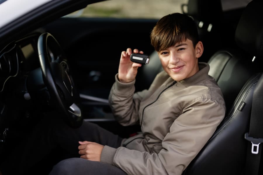 若葉マークドライバーがマイカーを持つと家族から車を借りるより事故リスクが高まる
