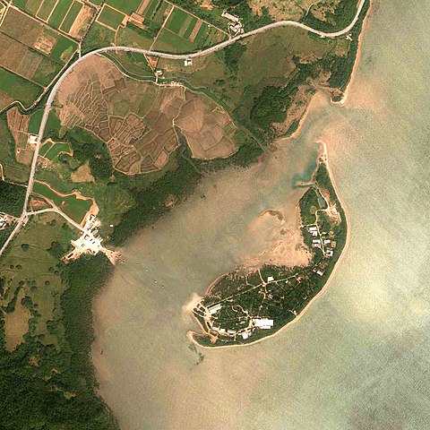 由布島（中央）と西表島（左）、両島間の海は満潮時でも１メートルほどしかないので徒歩で行き来することが可能