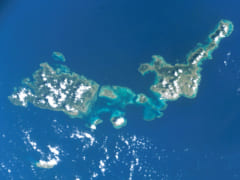 八重山諸島、祖納集落は西表島（左の大きい島）の北西部に位置する
