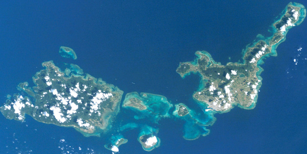 八重山諸島、祖納集落は西表島（左の大きい島）の北西部に位置する