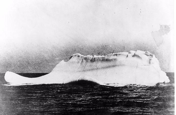 ジョン・スノー・ジュニアが撮影した氷山の写真（約7.6×約12センチ）