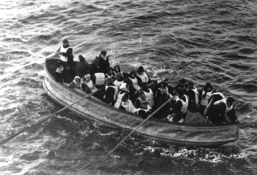 救命ボートに乗る生存者を写した実際の写真