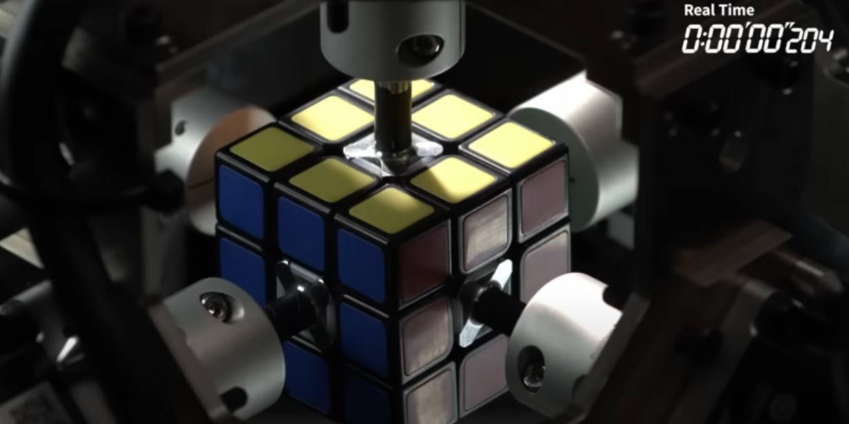 三菱のロボットがルービックキューブを世界最速で解く