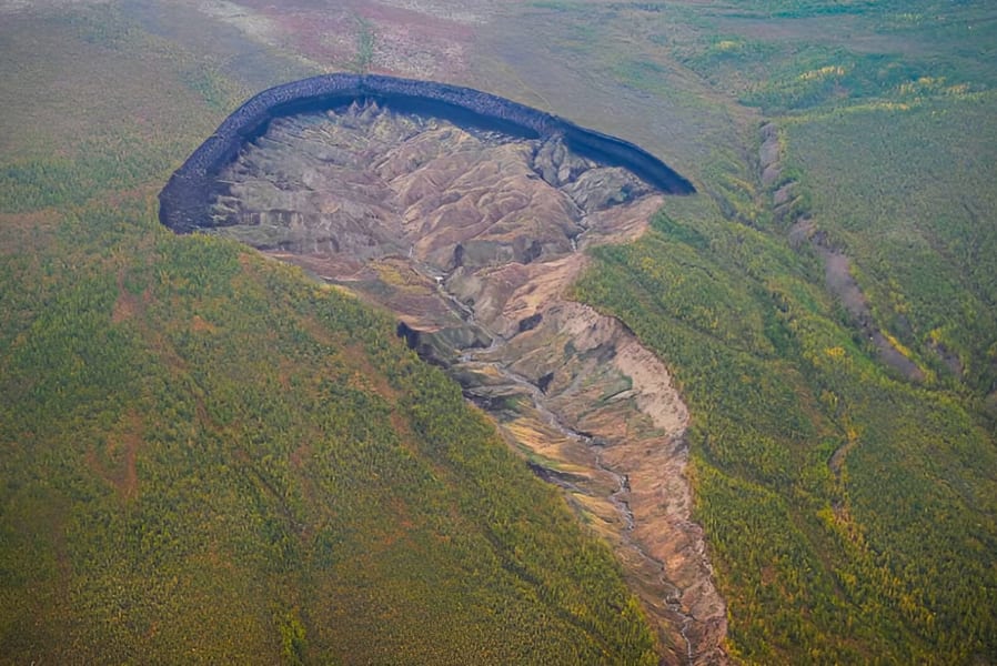 シベリア北東部のチェルスキー山脈にあるバタガイカ・クレーター。「地獄の門」などと呼ばれている
