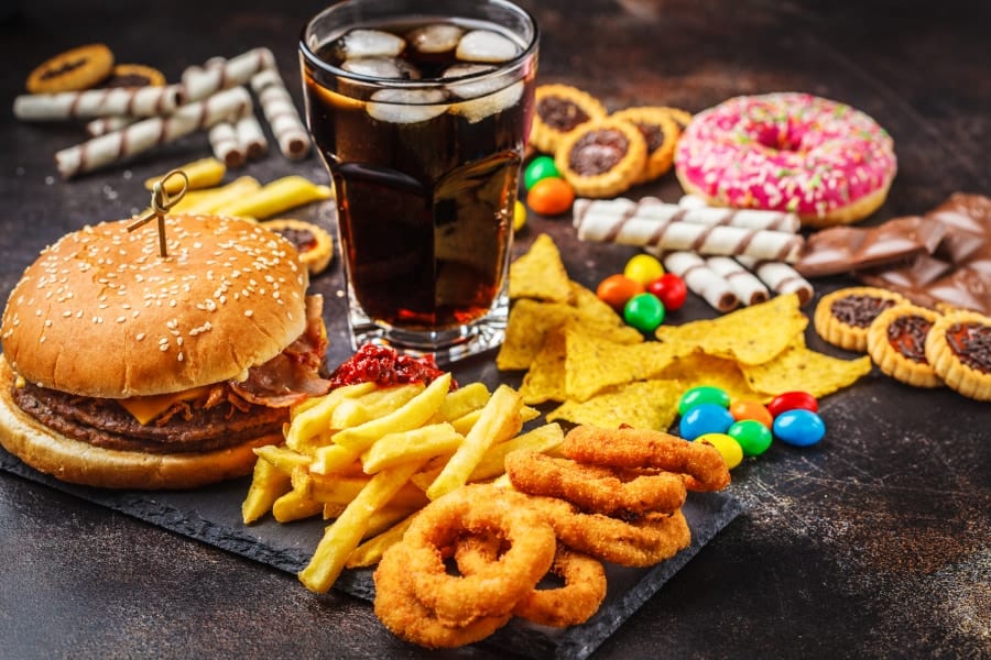 脂肪や塩分、糖分の高いHFSS食品に課税してきた国々を分析