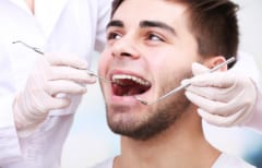 奥歯の無い健常人の男性を対象に治験が始まる