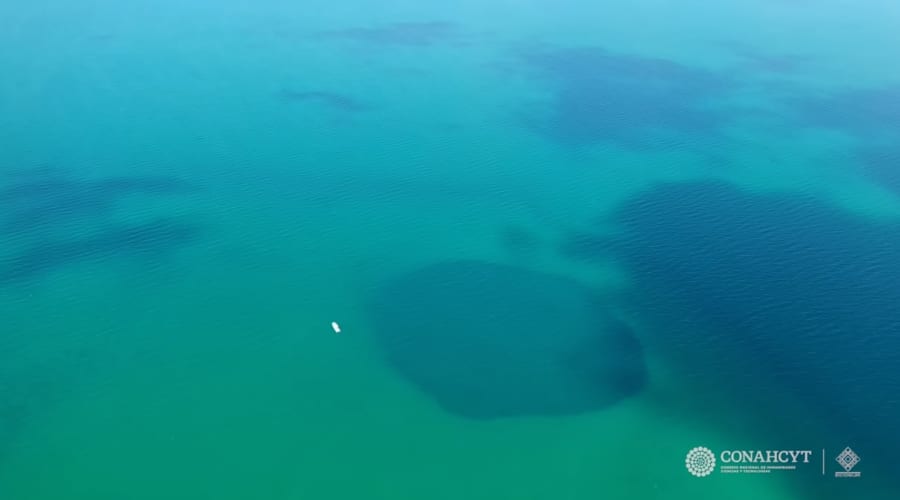 空撮された「タアム・ジャ・ブルーホール」の全体像。横にポツンと見えるの白い点は調査用の船