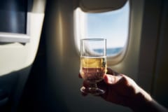 フライト中の低圧環境と飲酒の組み合わせは、血中酸素濃度、心拍数、睡眠の質を悪化させる