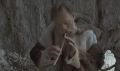 約4万年前の世界最古の笛を吹く様子